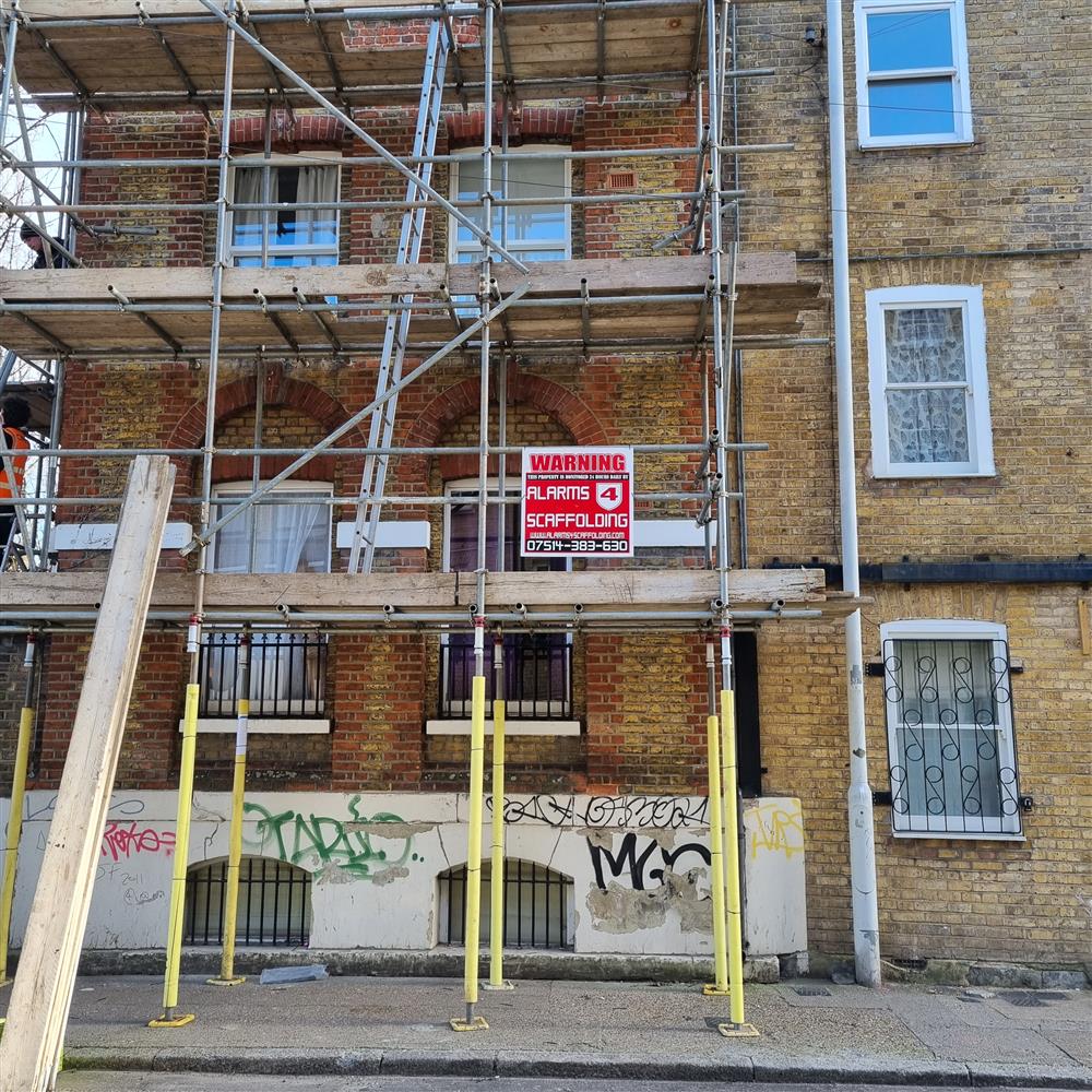Battery powered scaffolding lights installed Bethnal green E1 4 - February 2023